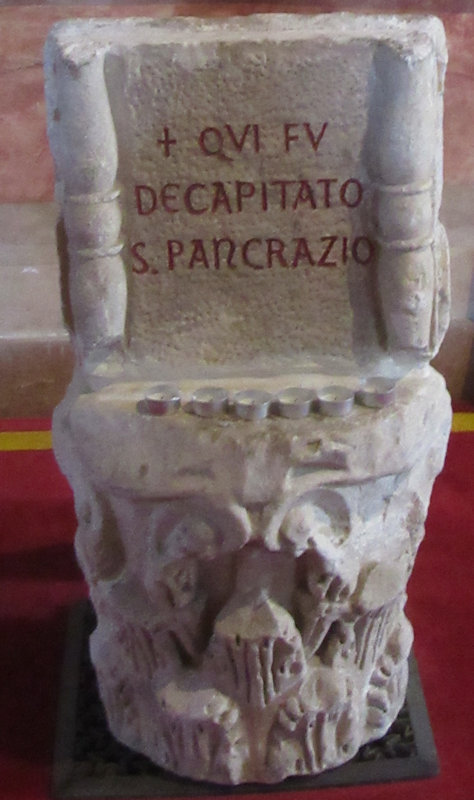 Der Stein, auf dem Pankratius der Überlieferung zufolge enthauptet wurde, in der Kirche San Pancrazio in Rom