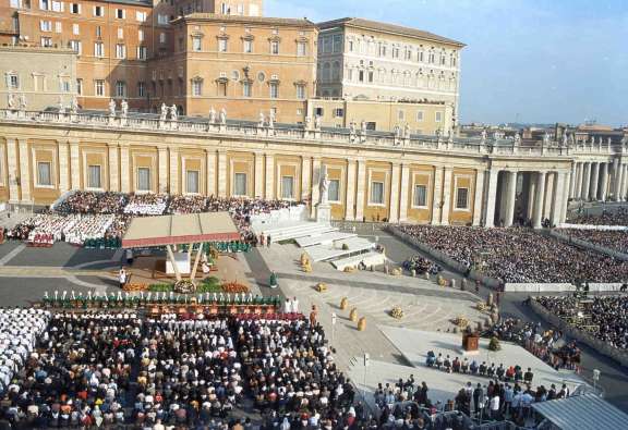 Petersplatz mit Papstresidenz beim Weltmissionstag im Oktober 2000