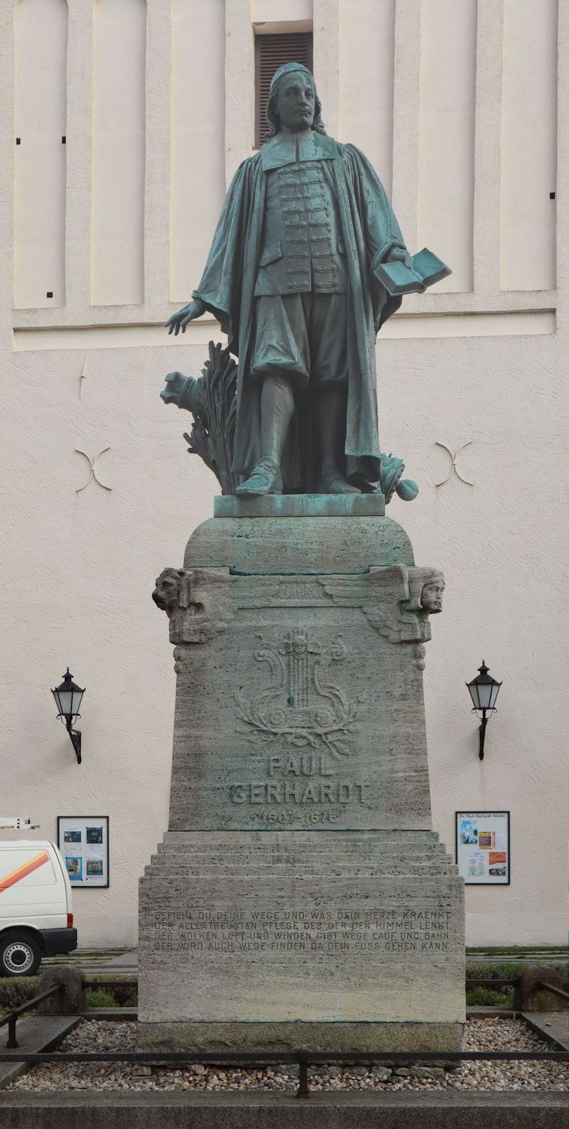 Friedrich Pfannschmidt: Denkmal, 1907, vor der nun nach Paul Gerhardt benannten Kirche in Lübben
