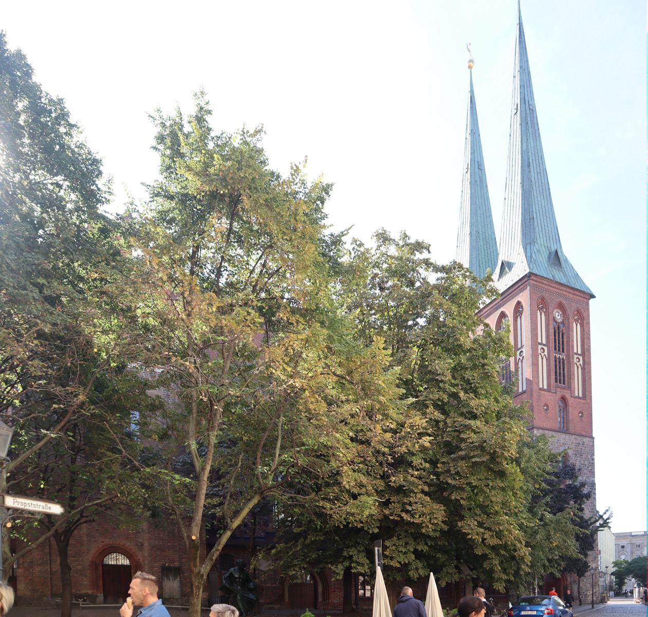 Nikolaikirche, älteste Kirche Berlins, im Grundbestand von um 1230, 1945 durch Bomben zerstört, 1981 bis 1987 „auf Beschluss des Ministerrates der DDR” wieder aufgebaut