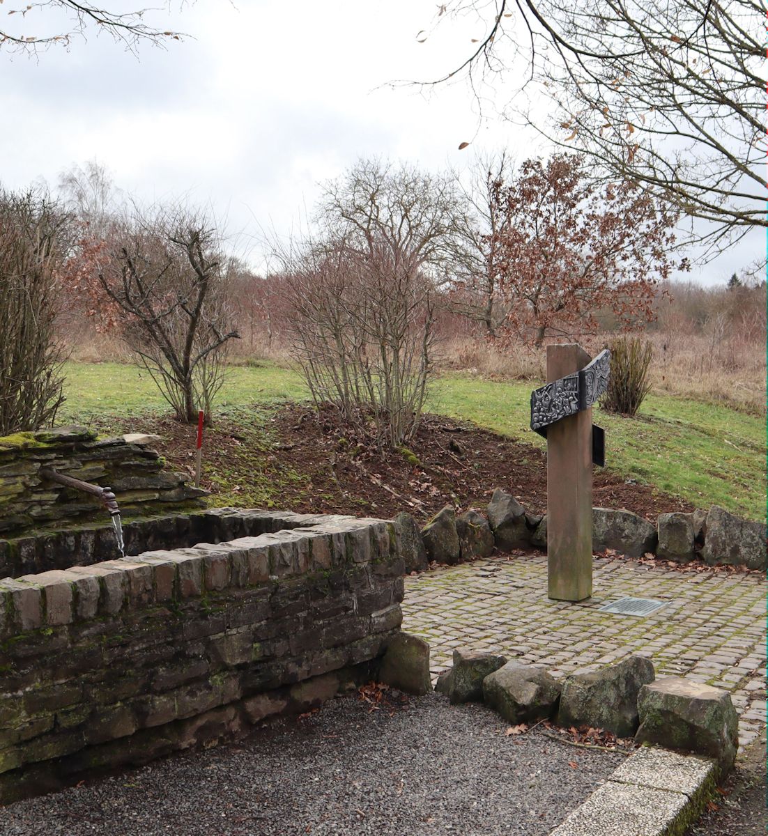 Dorfbrunnen des ehemaligen Ortes Pferdsfeld mit Gedenkstele für Paul Schneider