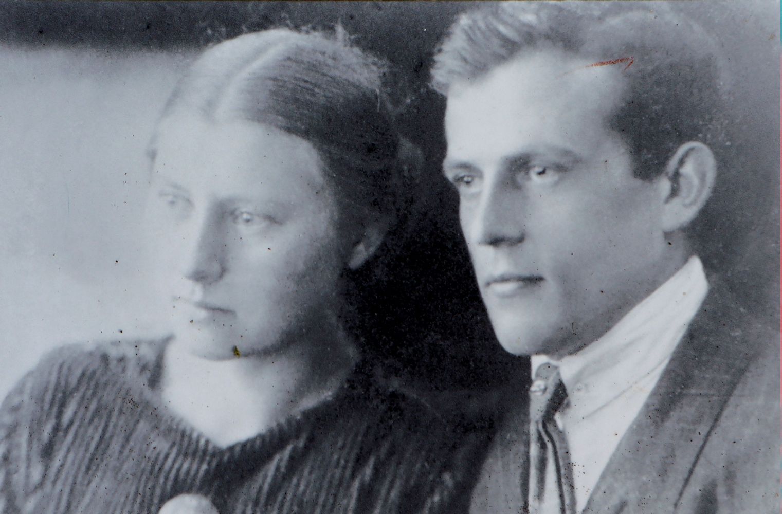 Paul Schneider mit seiner Frau, Bild an ihrem Grab in Dickenschied