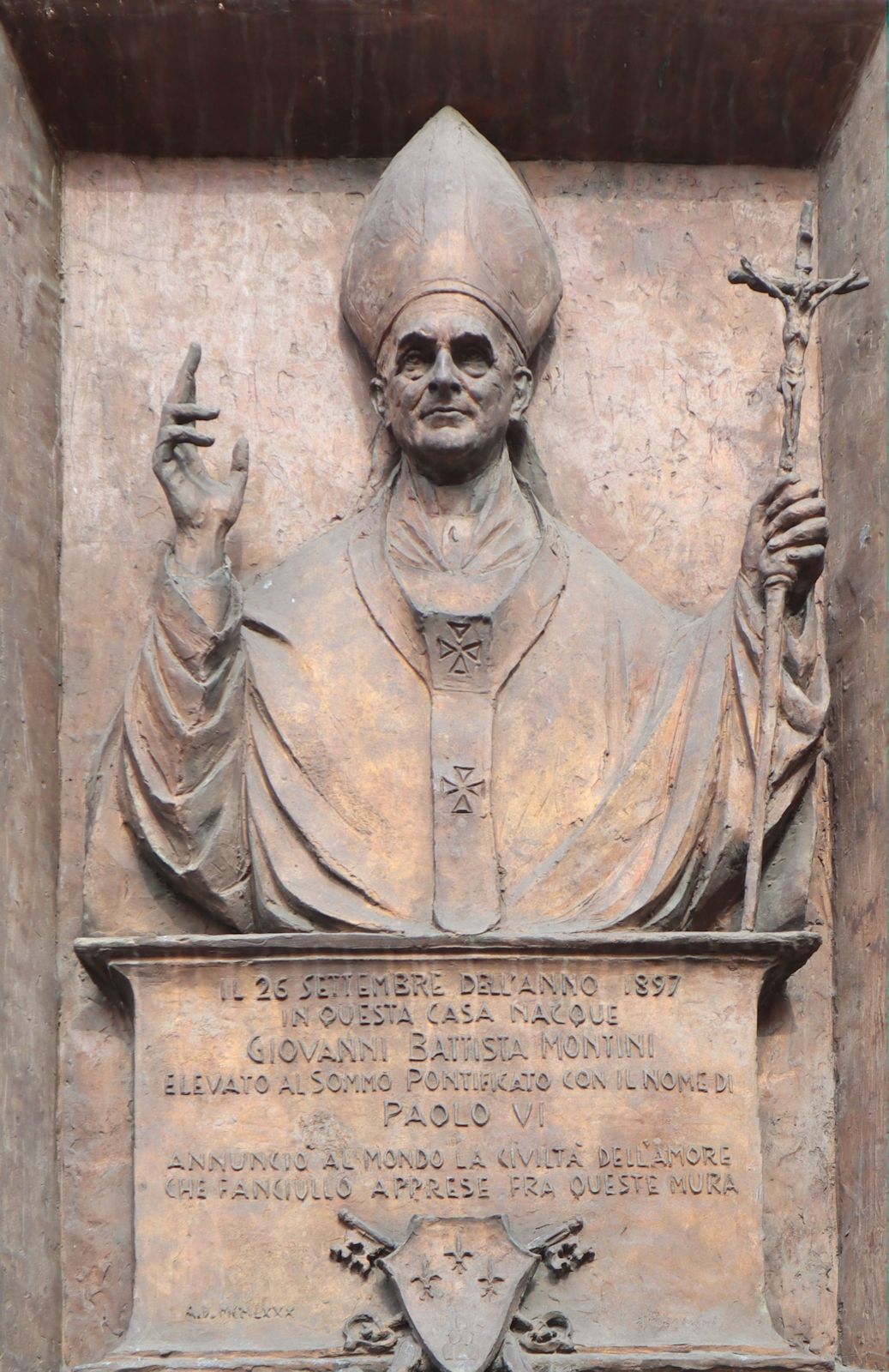 Relief am Geburtshaus von Papst Paul VI. in Concesio