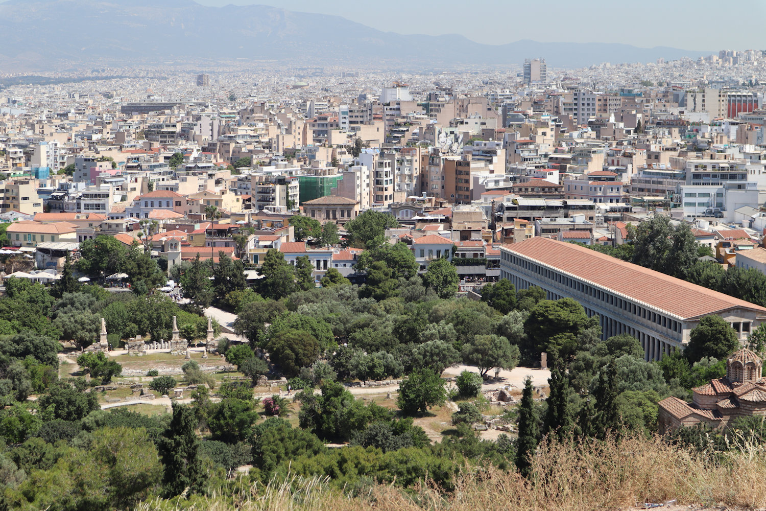 Blick auf Athen mit der (griechischen) Agora und (rechts) der Stoa des Attalos, gesehen vom Areopag-Felsen
