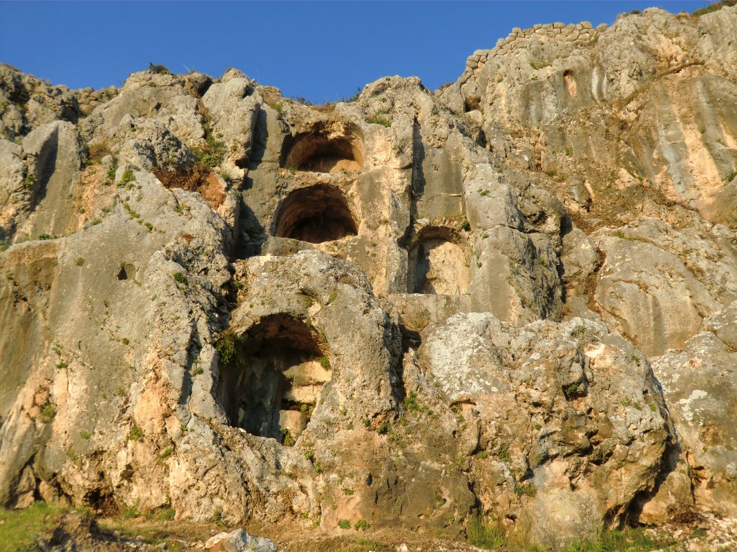 ehemalige Höhlenwohnungen der Christen an der Petrusgrotte in Antakya