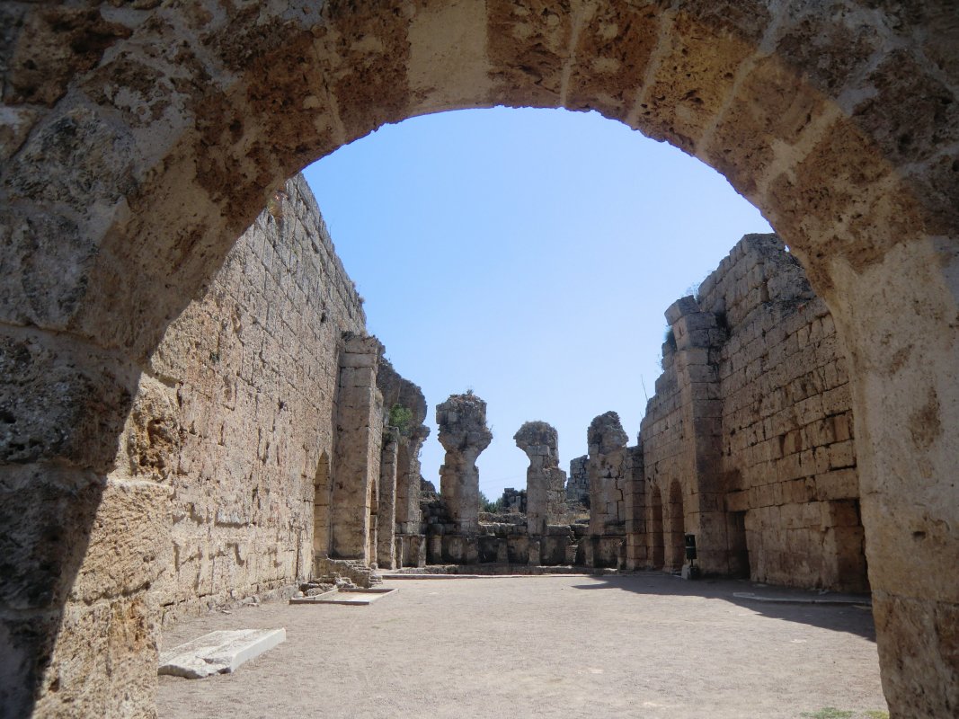 Ruine von einer der vier Basiliken in Perrge