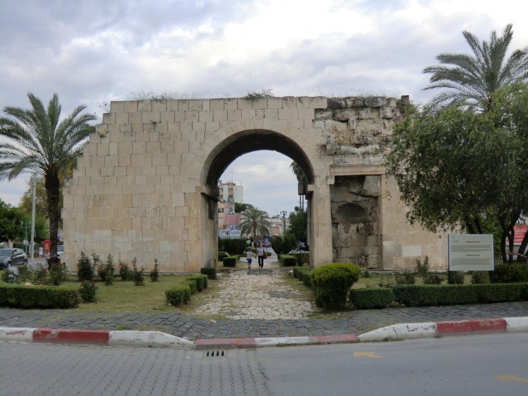 „Kleopatra-Tor”, früher auch „Paulus-Tor” genannt, in Tarsus, wohl zu Kleopatras Empfang 41 v. Chr. von Kaiser Marcus Antonius erbaut