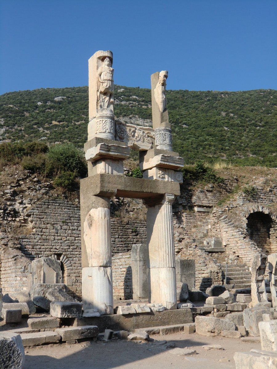 Reste des Tempels des Domitian in Ephesus, erbaut um 90, nach dem Tod des Kaisers der Familie der Flavier gewidmet, nach dem Sieg des Christentums weitgehend zerstört