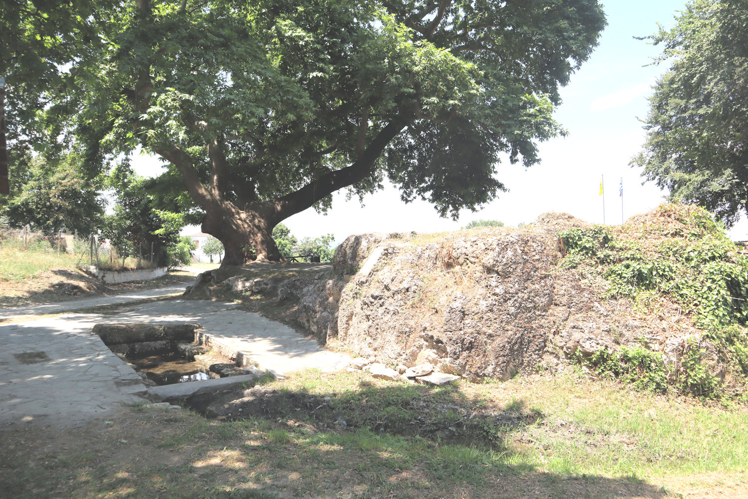 Die „Bema”, der Felsbrocken, von dem aus Paulus der lokalen Überlieferung zufolge den Einwohnern von Apollonia predigte, davor die Quelle der Taufstelle