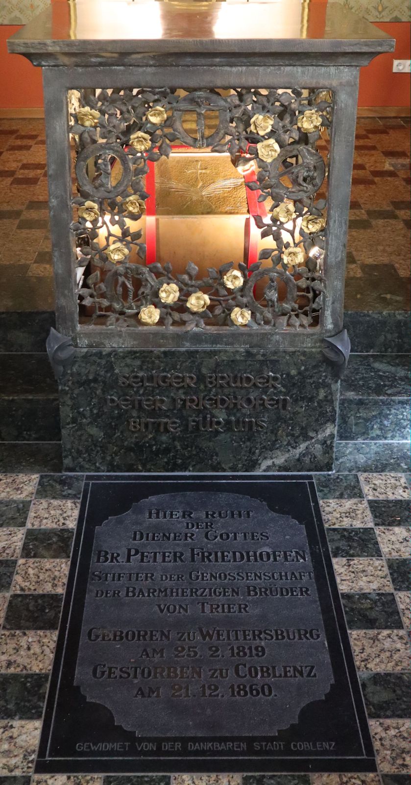 Peter Friedhofens Grab in der Maria-Hilf-Kapelle in Trier