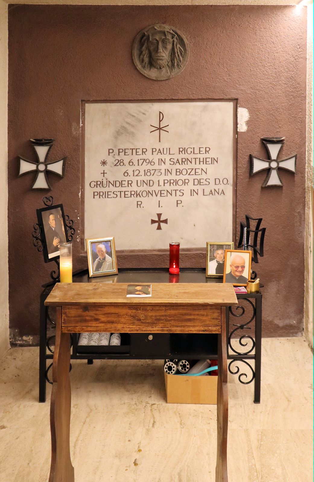 Peter Riglers Grab ist in der Ordensgruft auf dem Friedhof an der Pfarrkirche in Niederlana