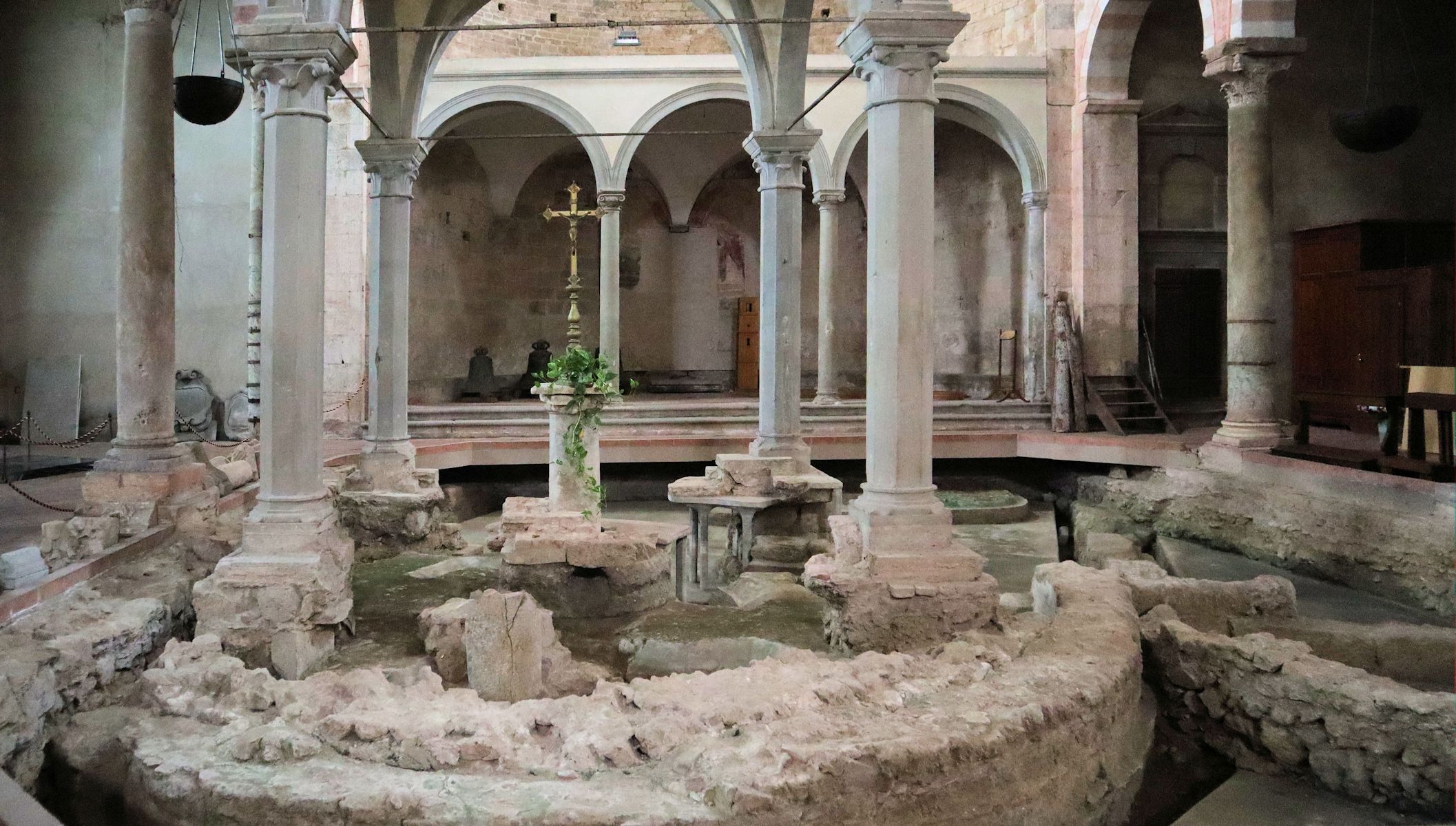 Ausgrabungen in der Basilika San Pietro Apostolo in San Piero a Grado bei Pisa