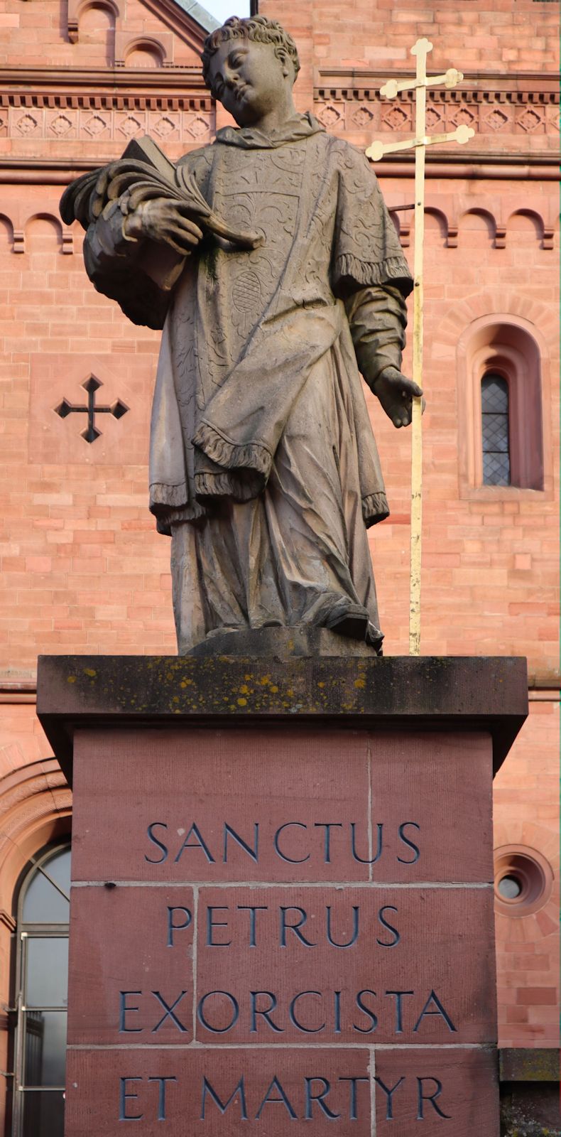 Statue vor der ehemaligen Klosterkirche in Seligenstadt