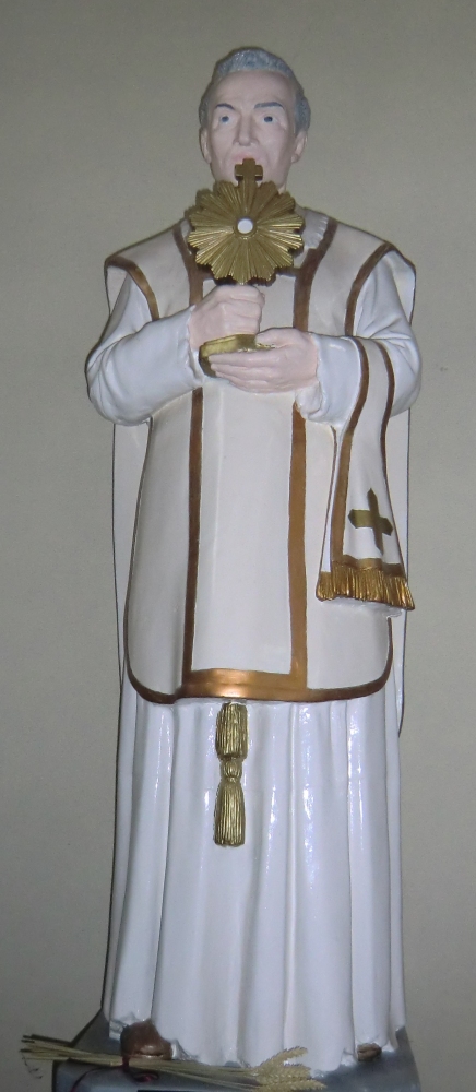 Statue in der Kirche in Chatte