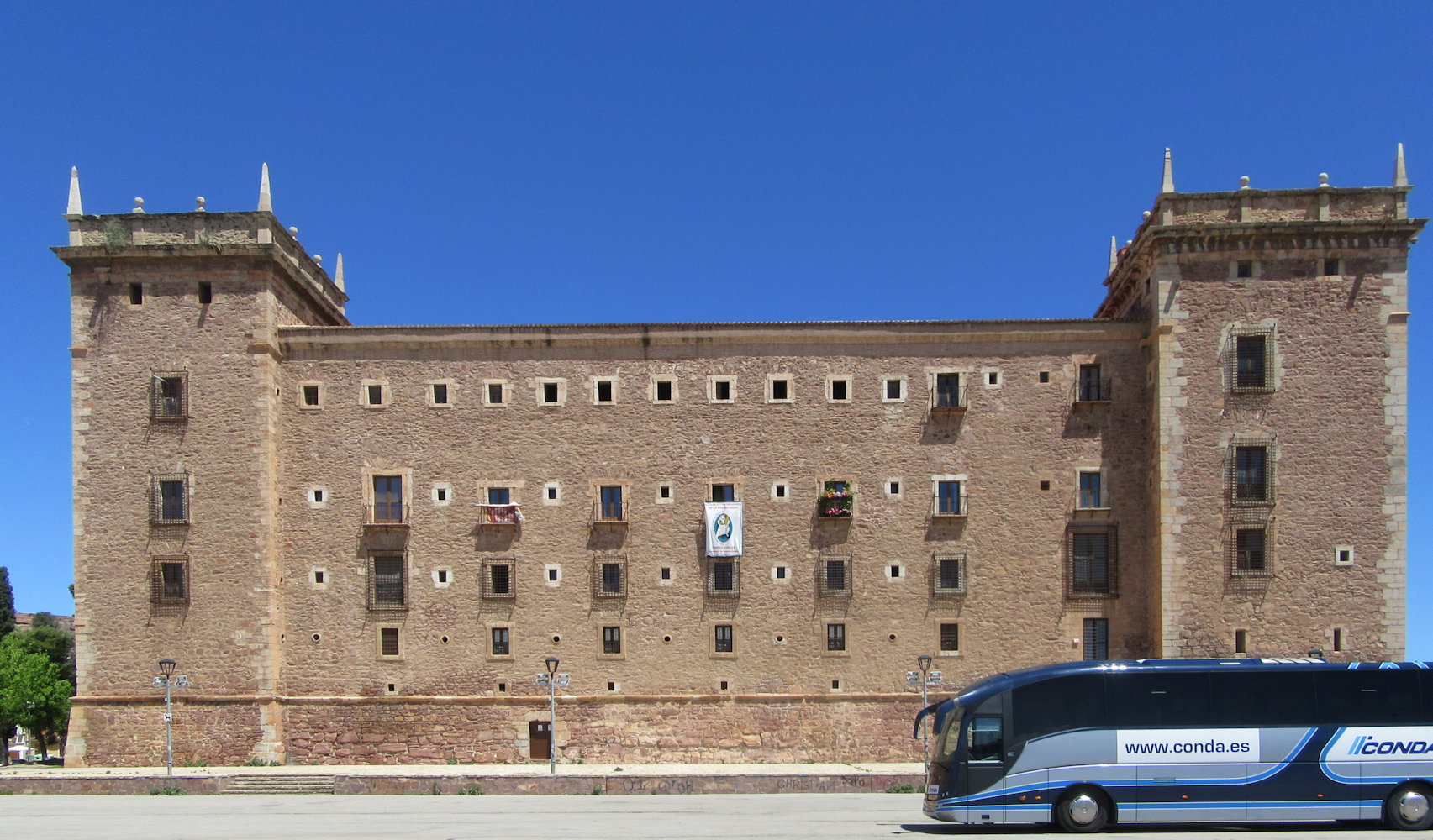 Kloster der Mercedarier in El Puig de Santa Maria mit dem mächtigen, ab 1300 erbauten Gebäude, noch immer ein wichtiger Wallfahrtsort