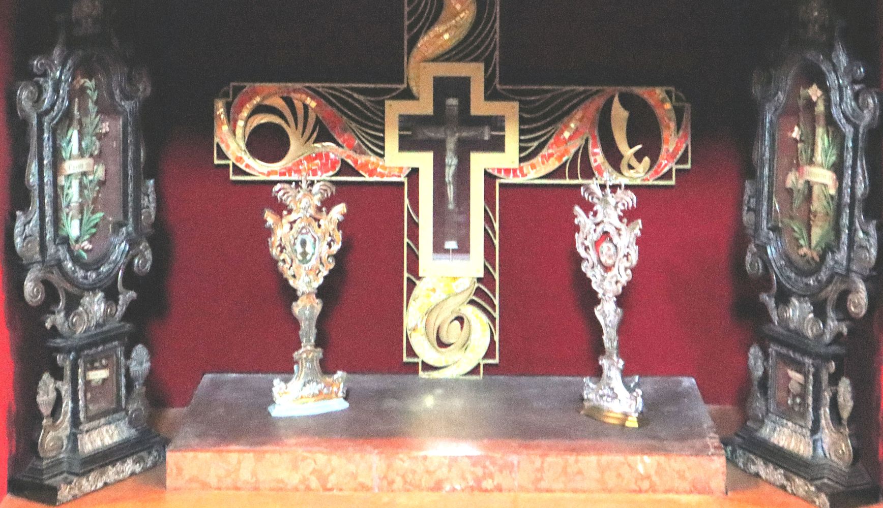 Reliquien, in der Mitte Petrus' Kruzifix, im Sanktuarium in Seveso