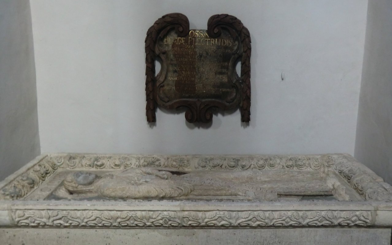 Plektrudis' Sarg in der Kirche St. Maria im Kapitol mit Grabplatte, um 1185
