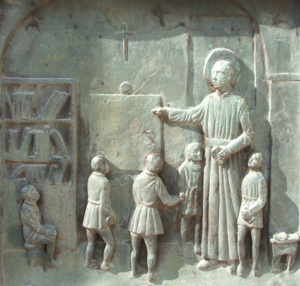 Bronzerelief: Pompilius lehrt, 1966, in der Tür zum Sanktuarium San Pompilio Maria Pirrotti in Campi Salentina