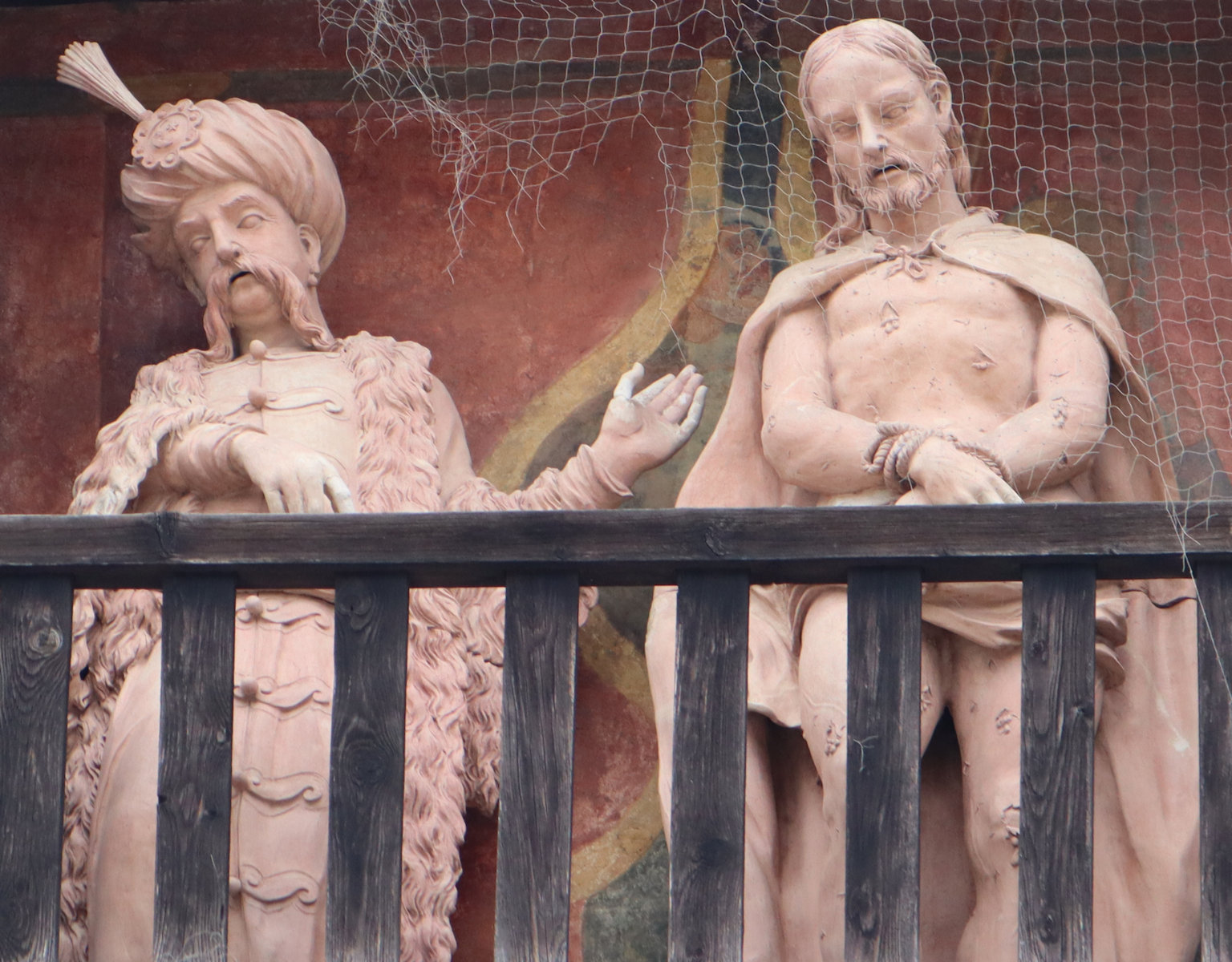 Terrakotta-Statuen: Jesus von Nazarteth vor Pontius Pilatus, um 1690, am Karner neben der St.-Laurenz-Basilika in Lorch