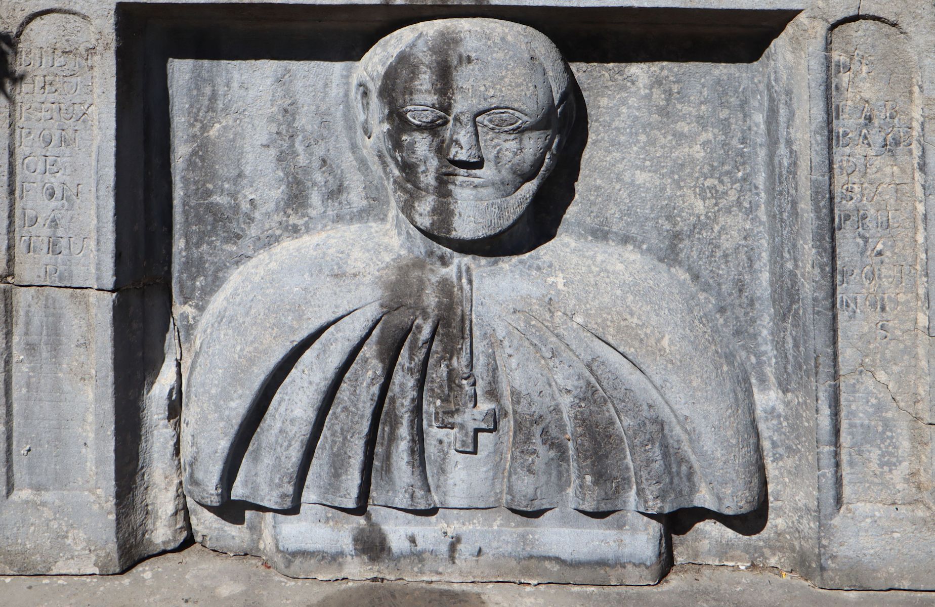 Relief am Brunnen nahe der ehemaligen Klosterkirche in Sixt-Fer-à-Cheval, aus dem Pontius trank, wobei sich das Wasser in Wein verwandelte und er von Krankheit genas