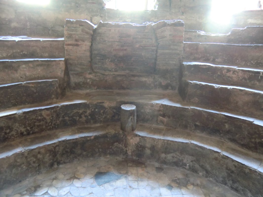 Synthronon - die Sedilien der Bischöfe in der Apsis der im 4. Jahrhundert erbauten Kirche Hagia Sophia in Íznik