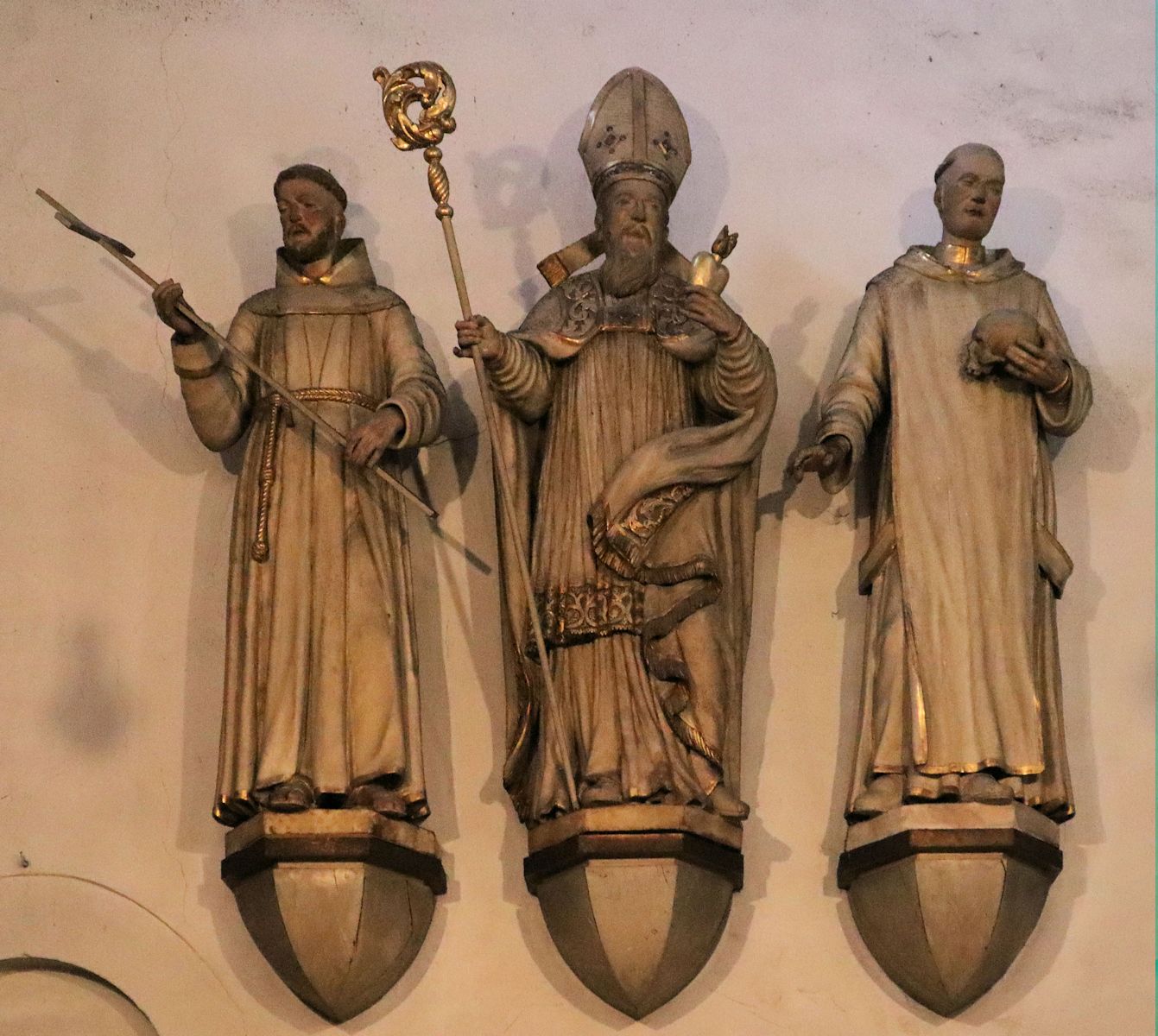 Statuen: Potentinus mit seinen Söhnen Felicius und Simplicius, in der Kirche des Klosters Steinfeld