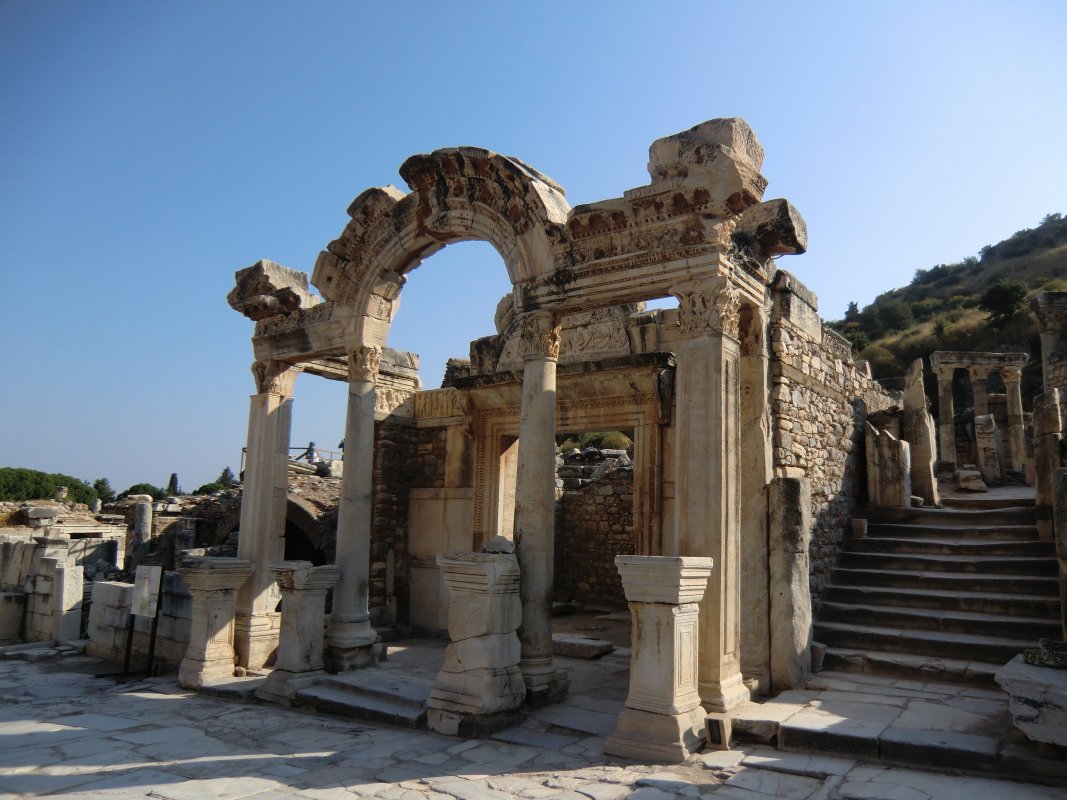 Der Hadrianstempel in Ephesus, erbaut um 125, um 300 und um 600 erweitert