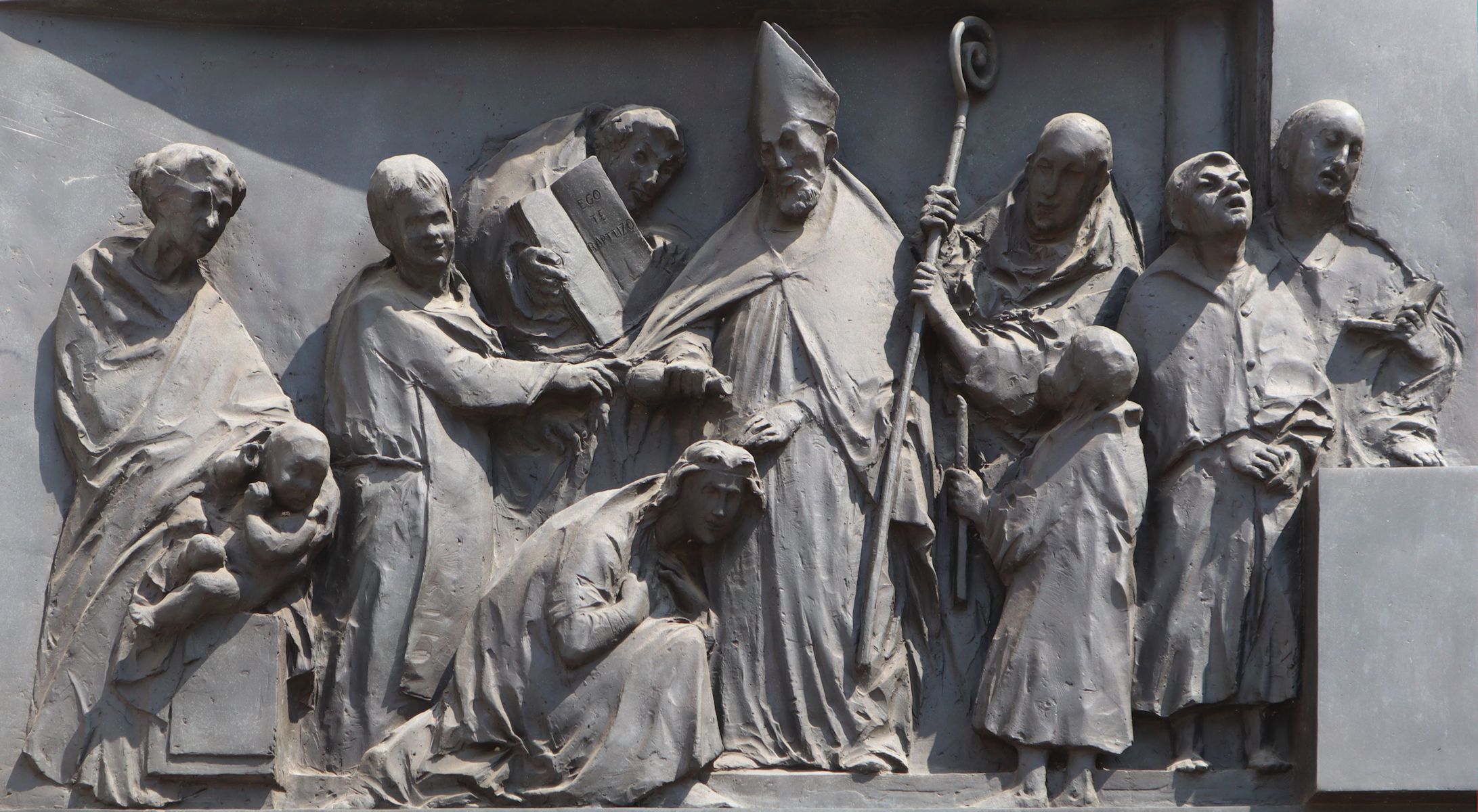 Relief: Prosdocimus tauft Justina von Padua, am Portal der Basilika Santa Giustina in Padua