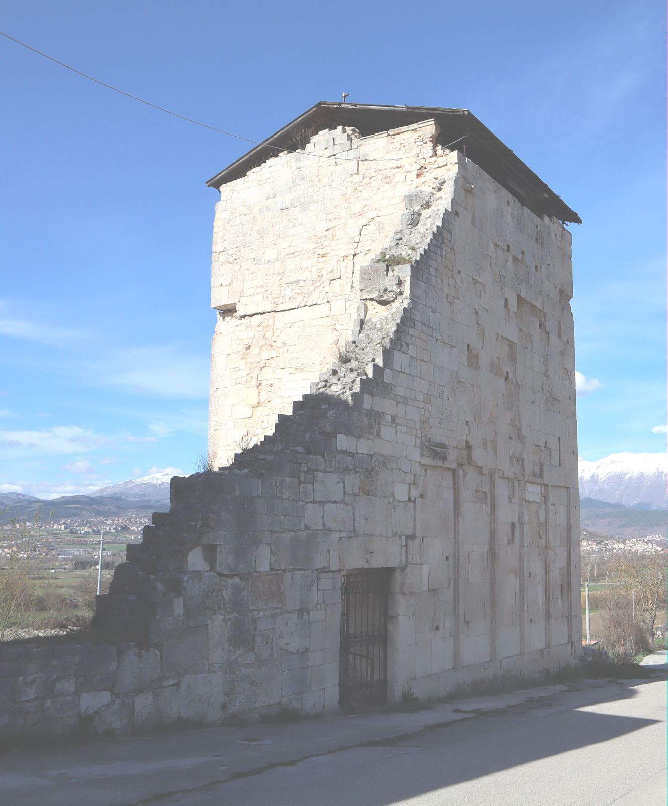Reste des Turmes der ehemaligen Kathedrale in Forcona