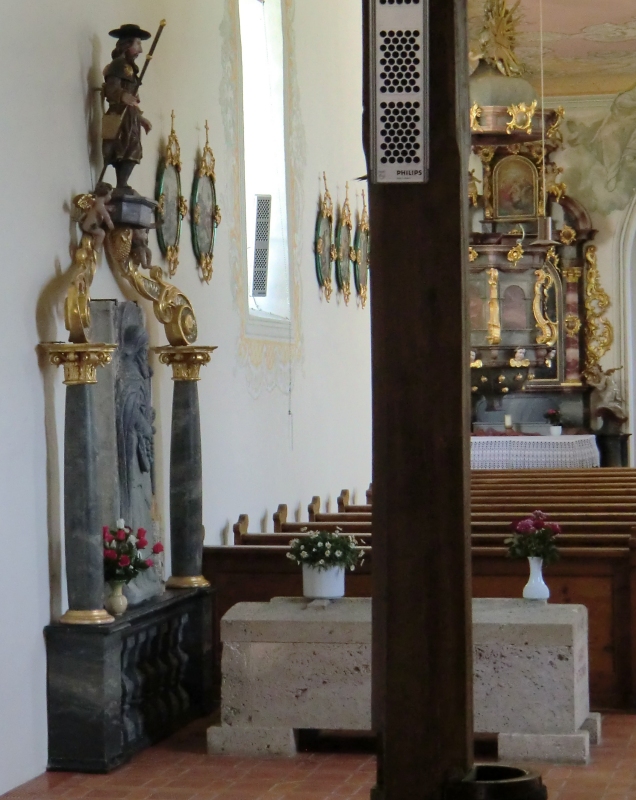 Sarg und Statue in der Kirche in Rötsee