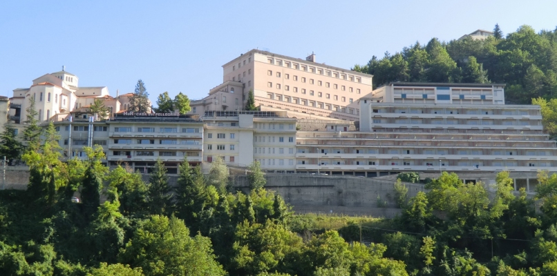 Ritas Kloster mit Gästehaus und das Santuario (links) in Cascia