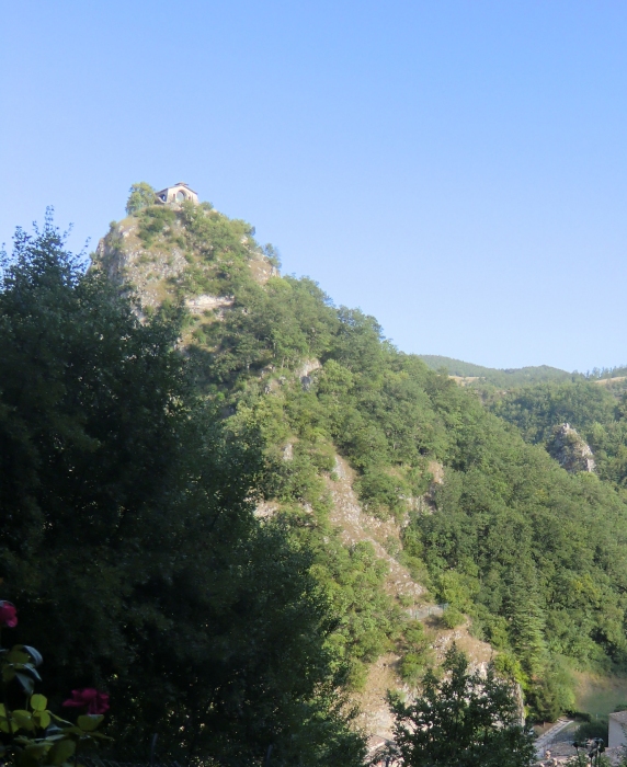 Kapelle auf der Bergspitze vom Ort des Wunders in der Höhle aus gesehen
