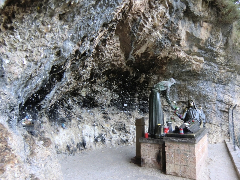 Rita pflegt ihre sterbende Mutter, Bronzefiguren am Ort des Wunders in der Höhle