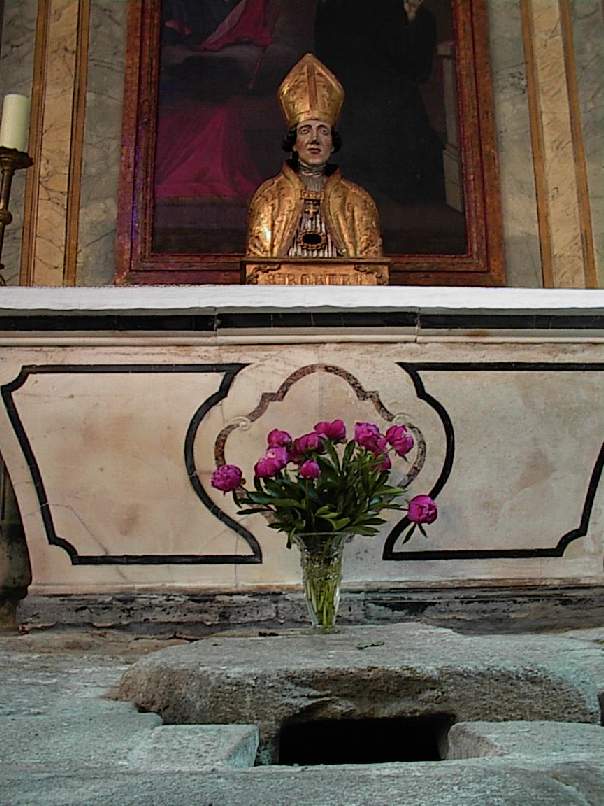 Roberts Grab in der ihm geweihten Abteikirche in La Chaise-Dieu