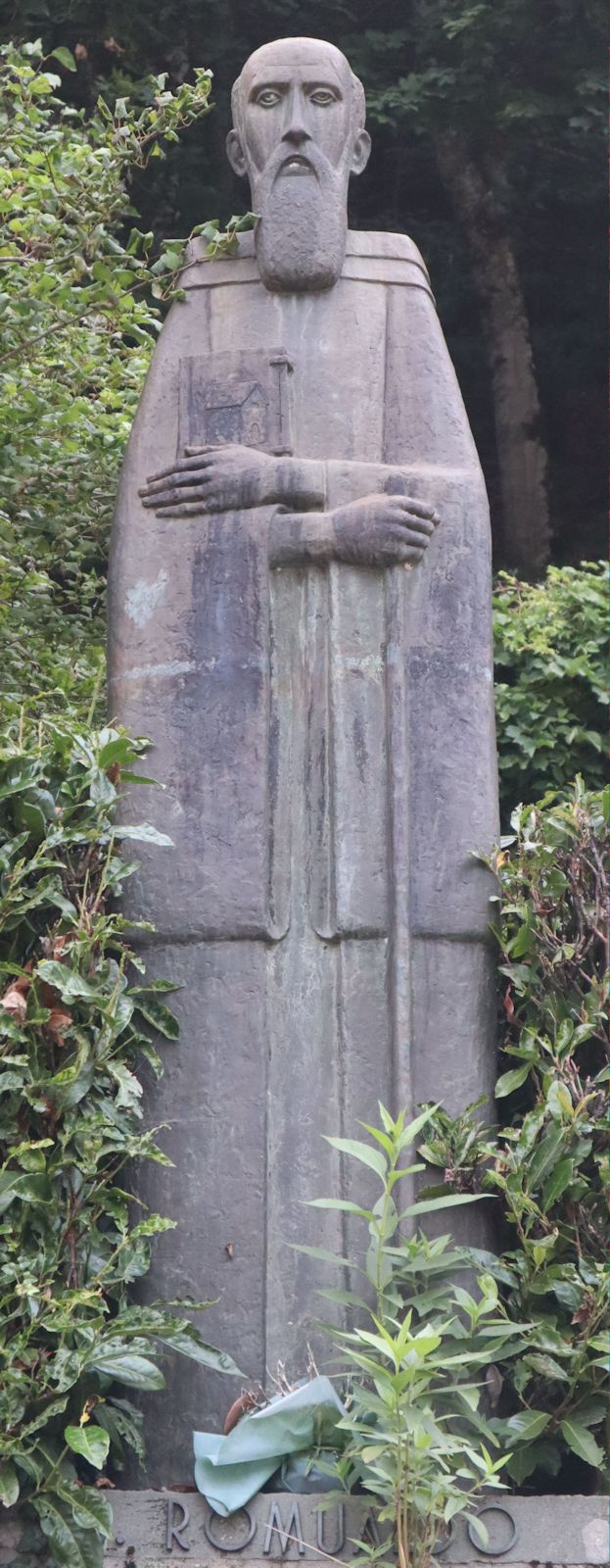 Statue am Kloster Camaldoli