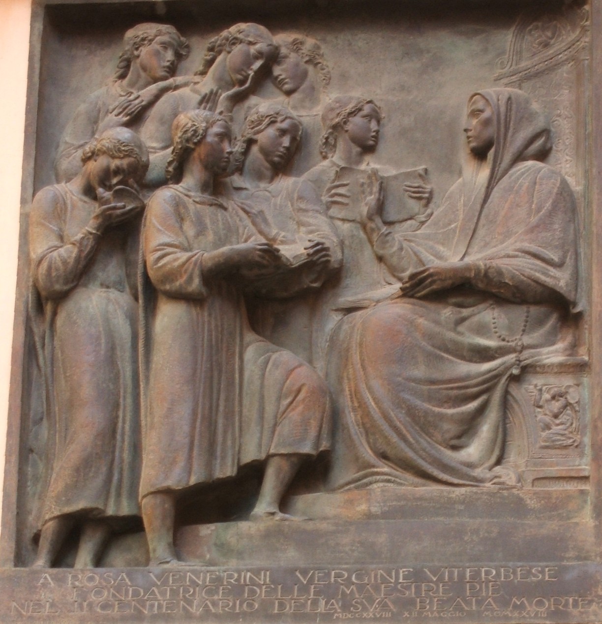 Bronzerelief am Kolleg S. Giovanni der „Maestre Pie Venerini” in Viterbo