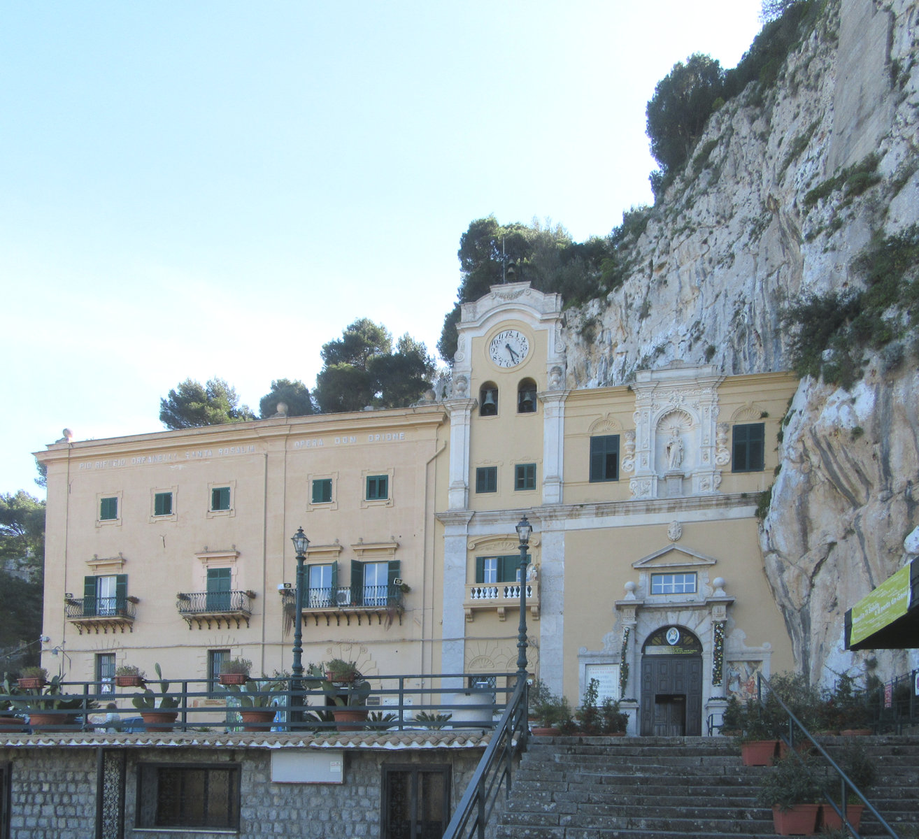 Vor Rosalias Höhle gebaut: die Gebäude des Wallfahrtszentrums auf dem Monte Pellegrino
