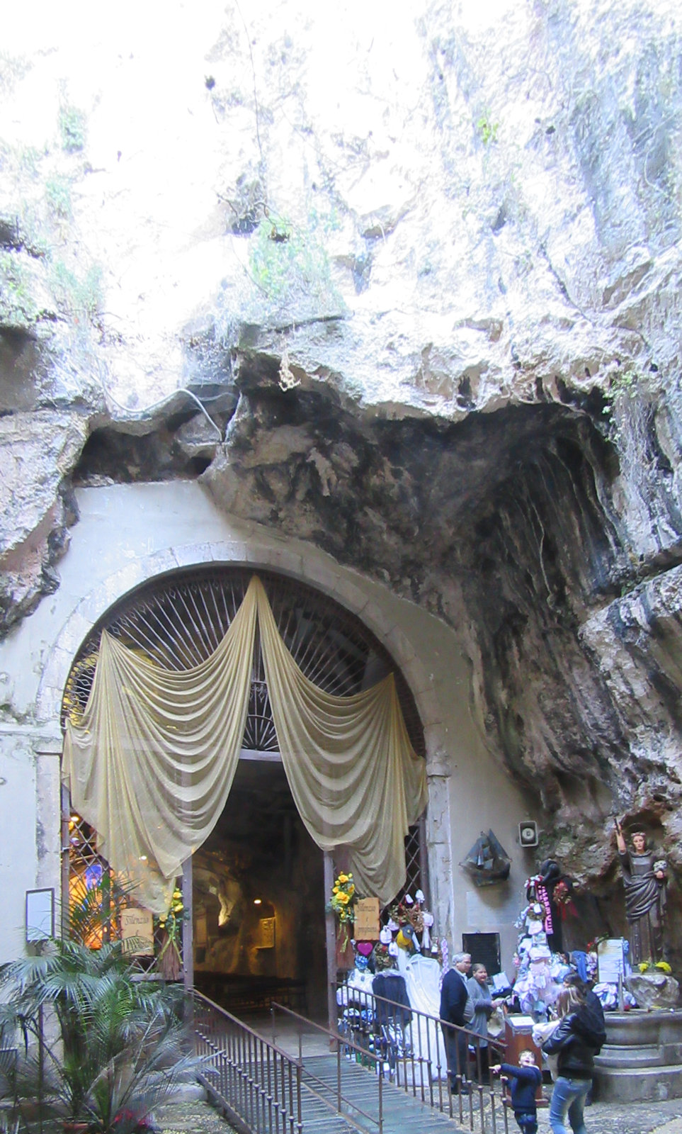Der Eingang zu Rosalias Höhle im Santuario Sta Rosalia auf dem Monte Pellegrino, dem „Berg der Wallfahrer”