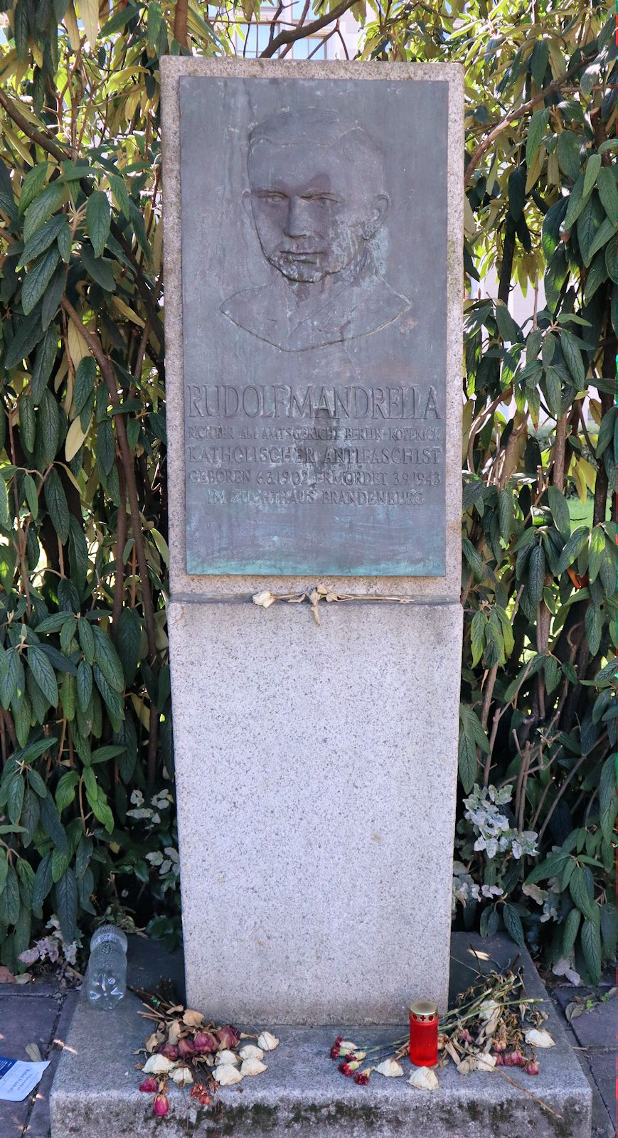 Gedenkstein für Rudolf Mandrella vor dem Amtsgericht in Berlin-Köpenick