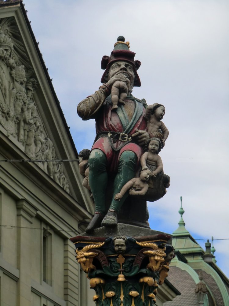 Hans Gieng: „Kindlifresserbrunnen” in Bern, 1545/46. Die Brunnenfigur - wegen ihres spitzen Hutes, ähnlich einem Hut von Juden, und ihrer früheren Bemalung entsprechend der damaligen jüdischen Kleiderordnung oft auf Rudolf gedeutet oft auf Rudolf gedeutet - verschlingt ein Kind und hat weitere im Sack neben sich. Tatsächlich stellt sie einen „Oger” - einen Unhold in Märchen und Sagen - oder eine Kinder erschreckende Fastnachtsfigur dar.