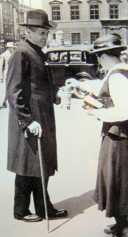 Rupert Mayer 1935 beim Spendensammeln in München