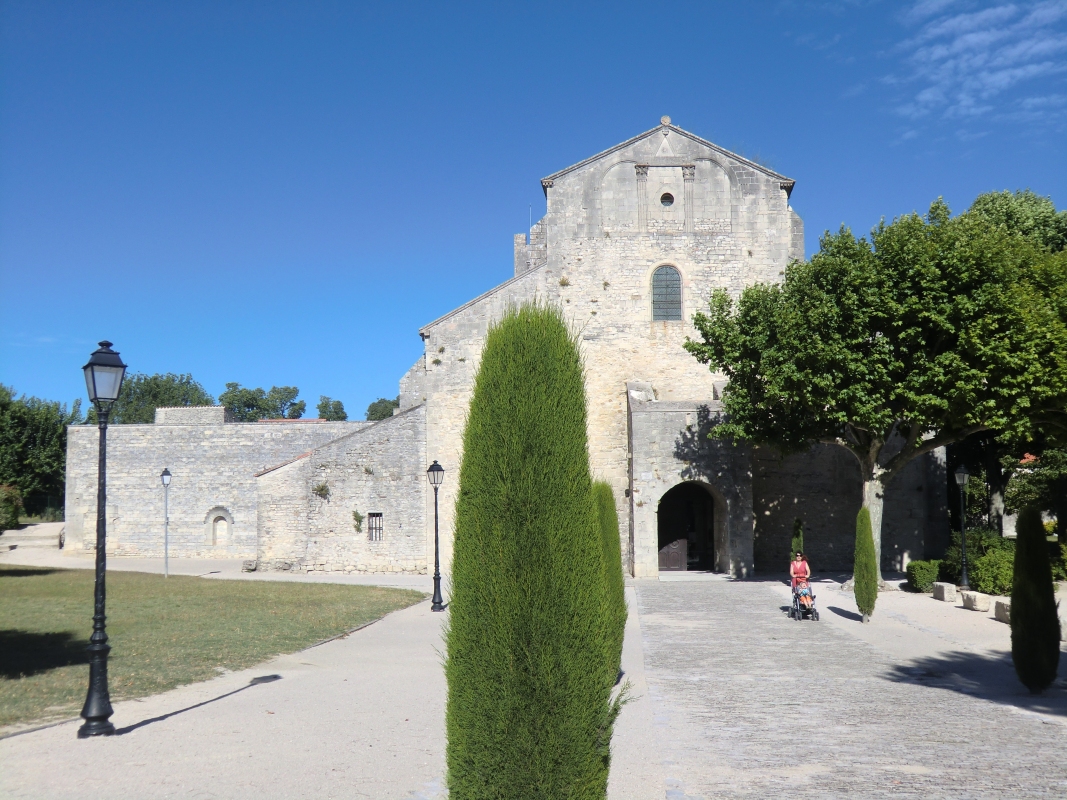 Alte Kathedrale in Vaison-la-Romaine, noch mit Bauelementen aus dem 6. Jahrhundert, errichtet auf den Grundmauern eines römischen Tempels