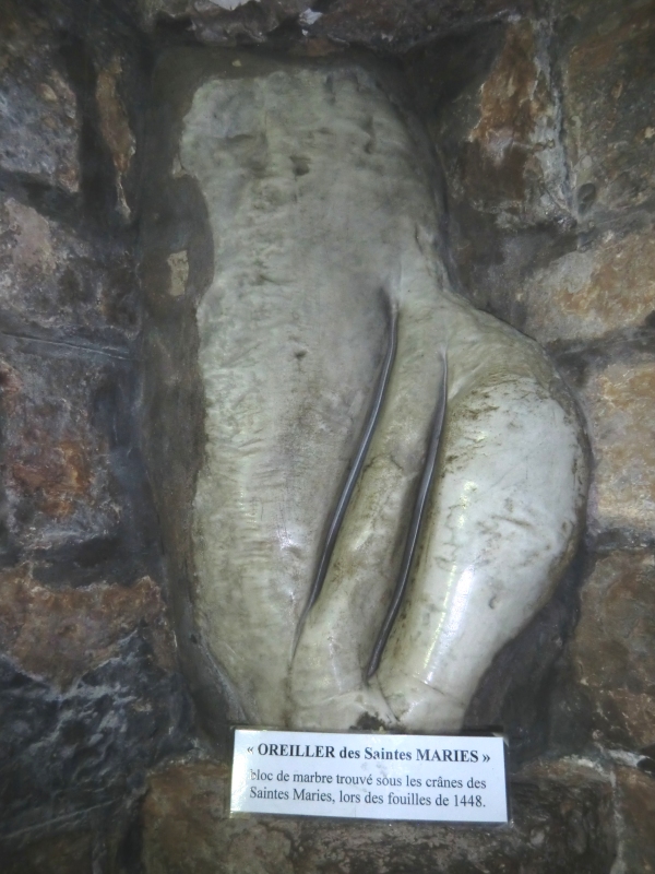 Der Stein, auf dem die Häupter der beiden Marien bei ihrer Auffindung 1448 lagen, genannt das „Kopfkissen” der Marien, in der Marienkirche in Saintes-Maries-de-la-Mer