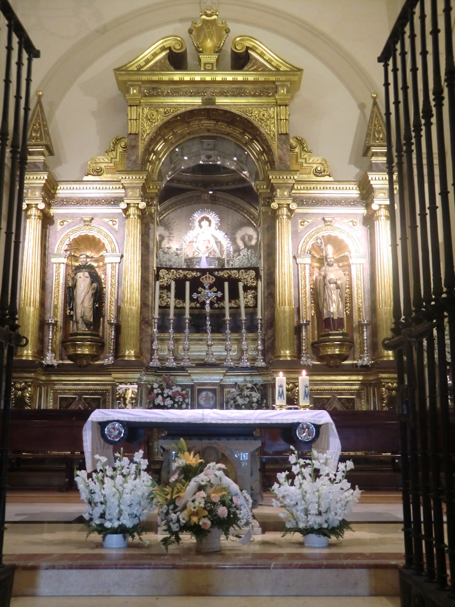 Hochaltar mit Blick auf das Gnadenbild der Virgen de la Cabeza