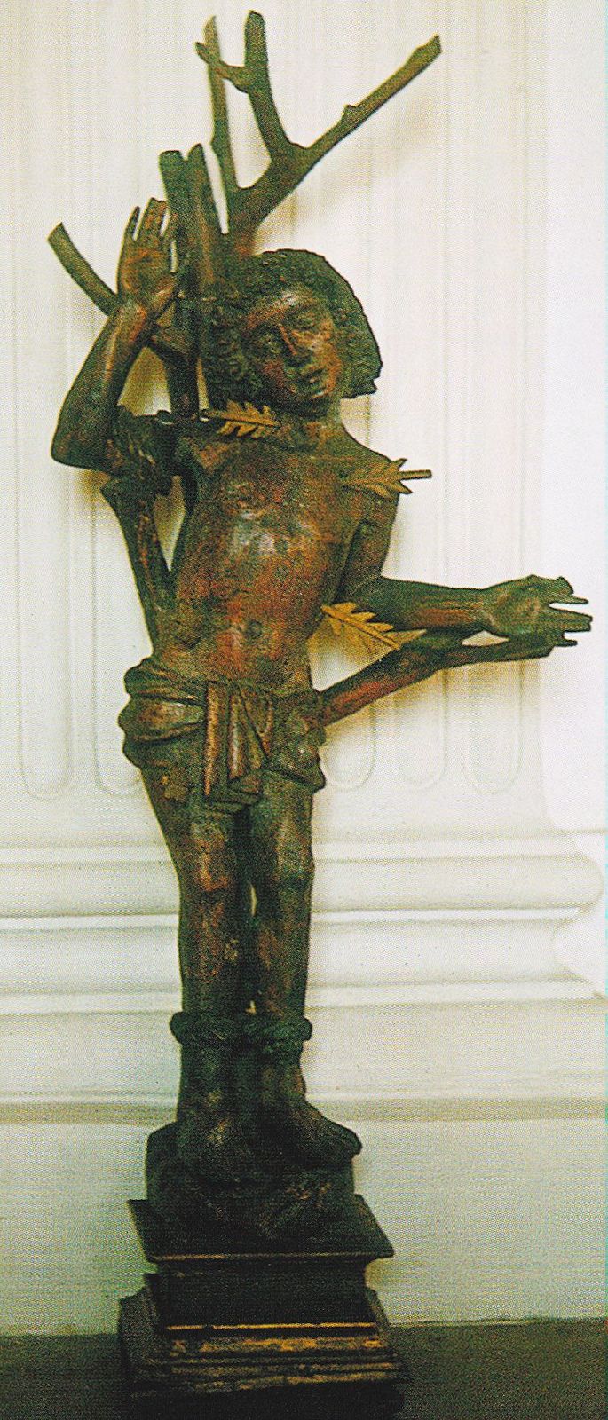 rauchgeschwäzte Skulpur, die 1305 unversehrt gerettet wurde nach einem Brand der Kirche St. Sebastian in Ebersberg bei München