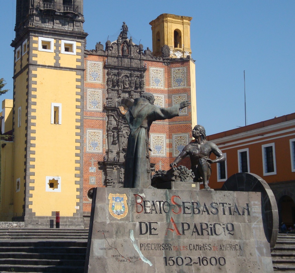 Denkmal vor der Franziskanerkirche in Puebla