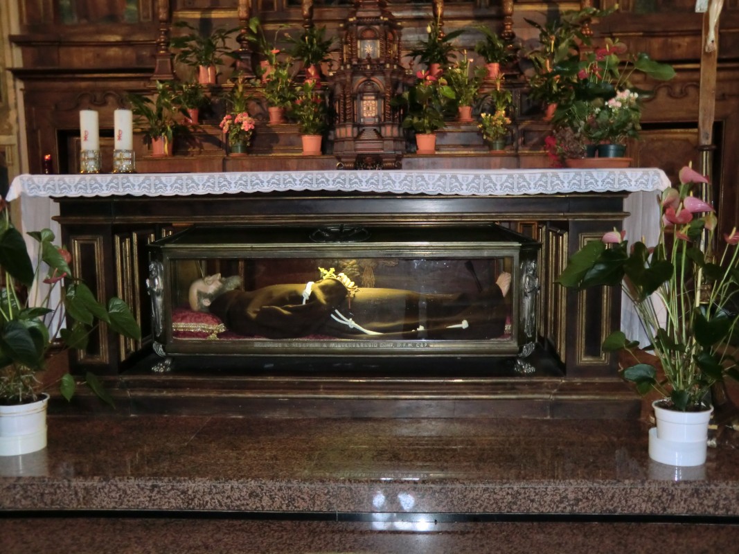 Liegefigur im Glassarg in der Kapuzinerkirche in Ascoli Piceno