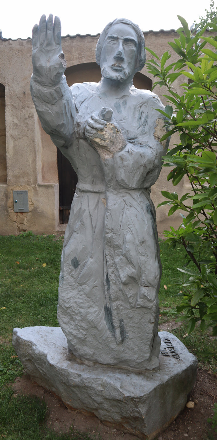Statue vor der Severin geweihten Kirche in Mautern