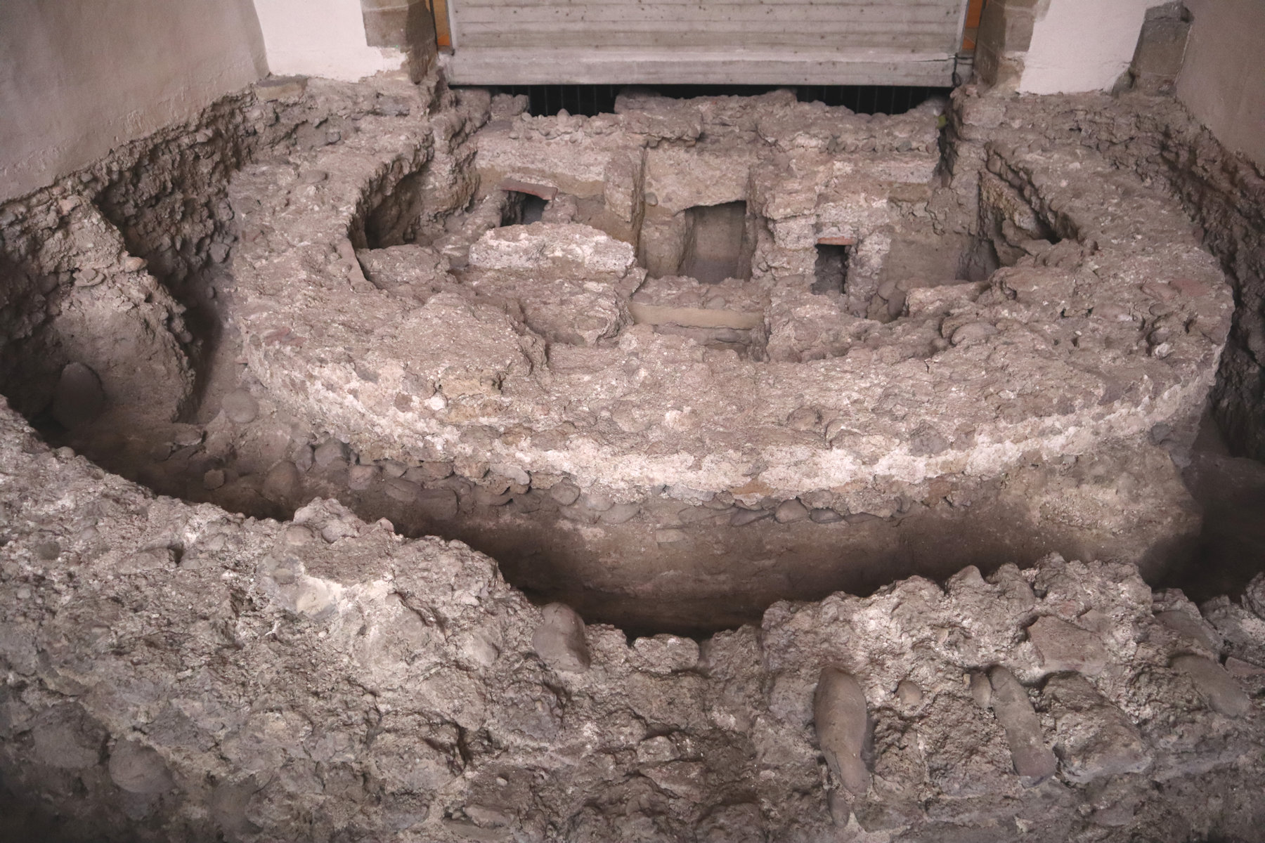 Ausgrabungen der frühchristlichen Kirche aus dem 3./4. Jahrhundert im Altarraum der St.-Laurenz-Basilika in Lorch