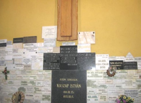 István Kaszaps Ruhestätte in der Kirche in Székesfehérvár mit über 1000 Marmortafeln von dankbaren Gläubigen